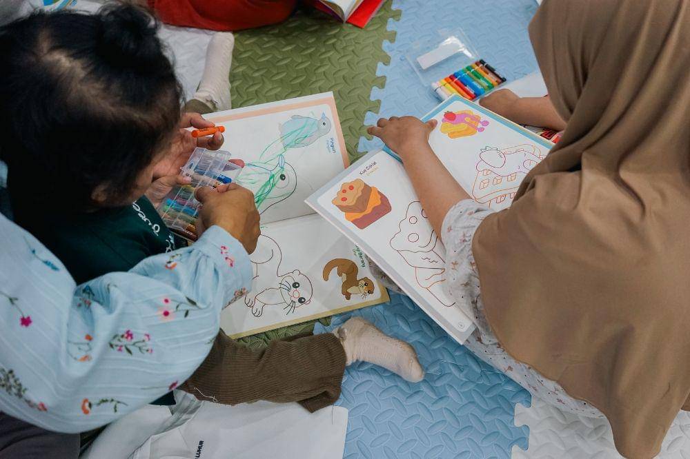 Anak-anak sedang  mewarnai