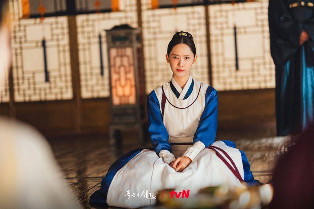 Im Yoon-ah sebagai Yeon Ji-yeong, chef modern yang terlempar ke masa Joseon