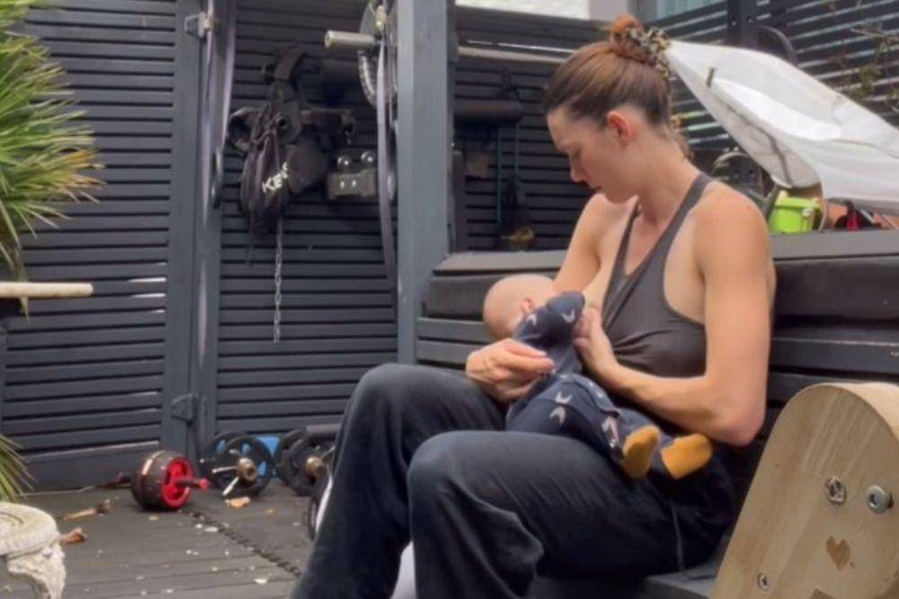 Inspiratif! Mama Ini Tetap Workout Meski Sambil Menyusui