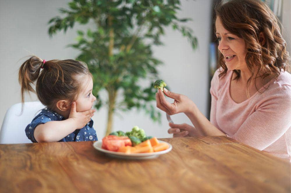 Mama membujuk anak untuk makan