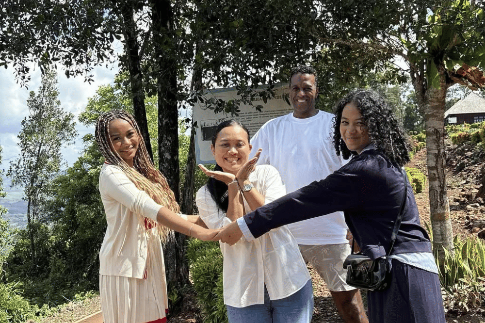 Momen Angie Bermain bersama Orangtua dan Adiknya