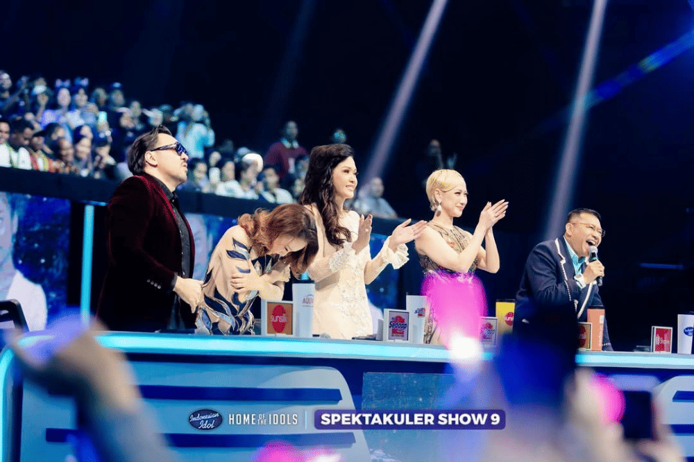 Momen Ketika Juri Memberikan Standing Ovation untuk Penampilan Angie