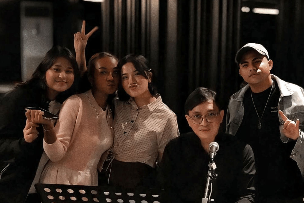 Potret Keakraban Angie dengan Teman-temannya