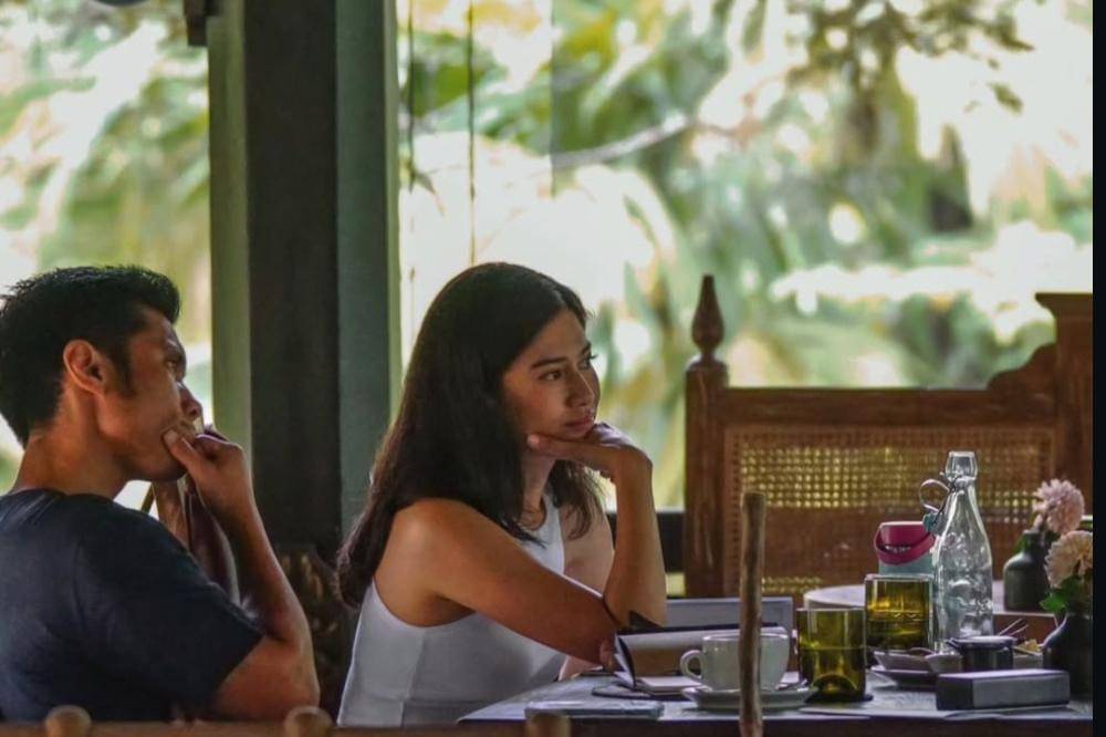 Penampilan Dian Sastrowardoyo saat Liburan di Ubud, Bali (3).jpg