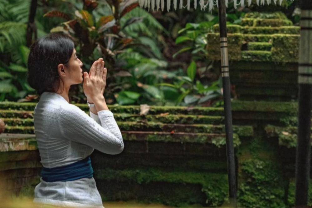 Penampilan Dian Sastrowardoyo saat Liburan di Ubud, Bali.jpg