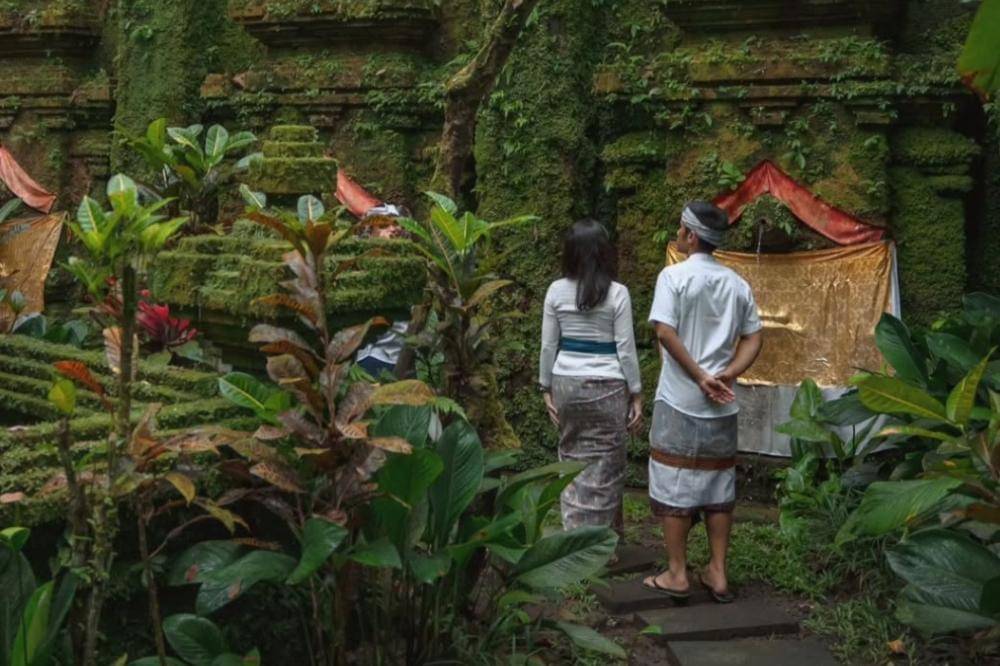 Penampilan Dian Sastrowardoyo saat Liburan di Ubud, Bali (1).jpg