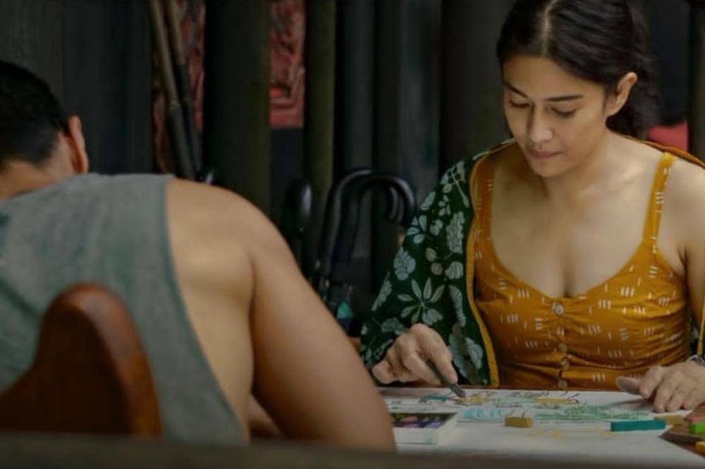 Penampilan Dian Sastrowardoyo saat Liburan di Ubud, Bali (4).jpg