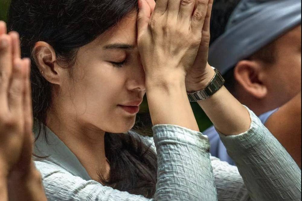 Penampilan Dian Sastrowardoyo saat Liburan di Ubud, Bali (2).jpg