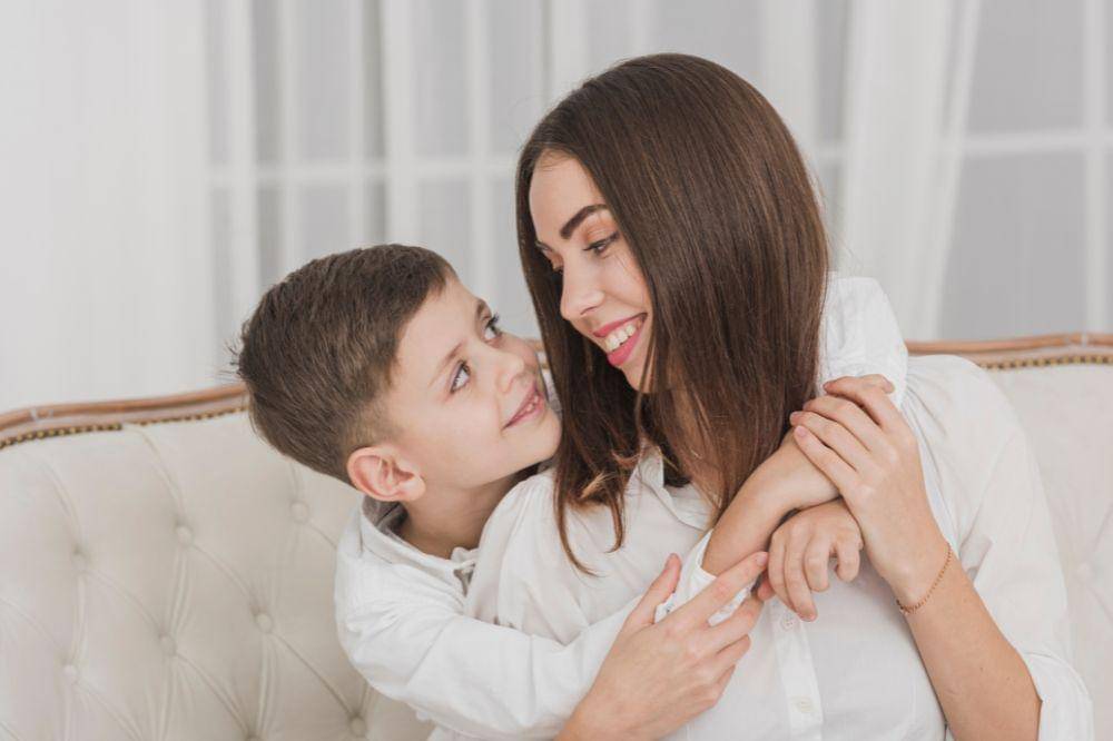 anak laki-laki dengan Mama