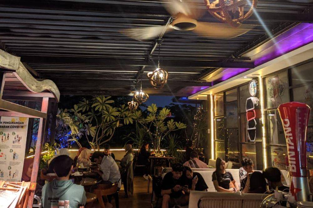 7 Cafe Rooftop di Jakarta Hits, Bikin Senja dan Malammu Makin Spesial!