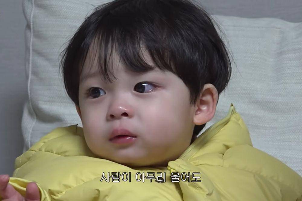 Yoo Leejin wear yellow jacket