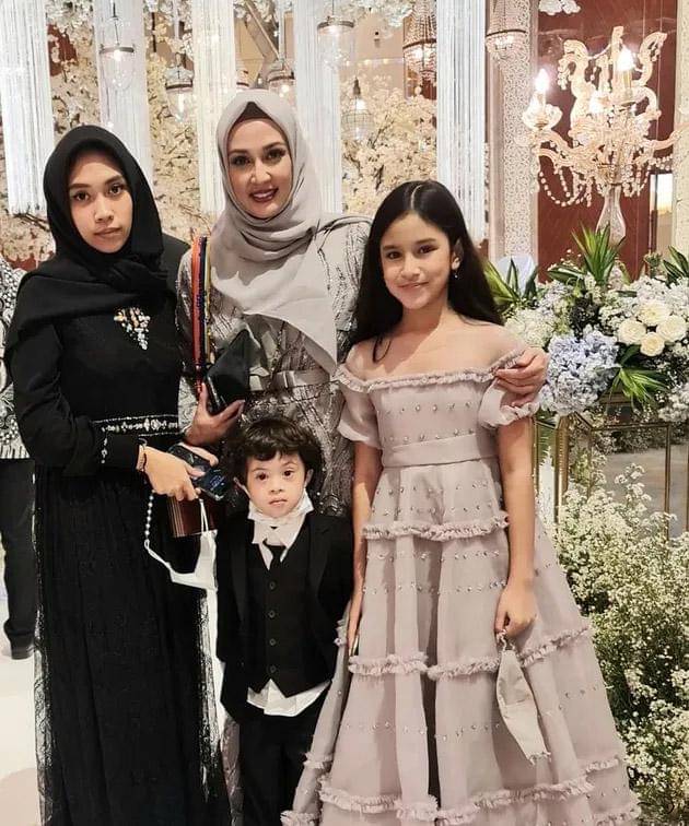 Instagram.com/dinalorenza1975