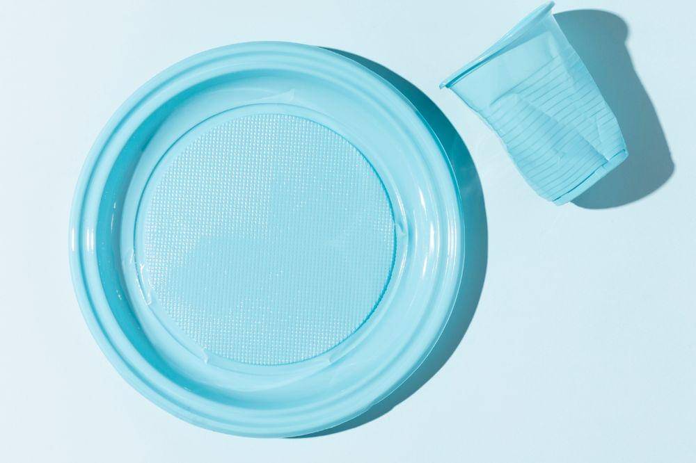 Jenis Piring yang Tidak Aman Masuk Microwave