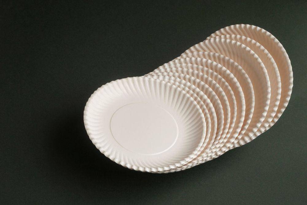 Jenis Piring yang Tidak Aman Masuk Microwave