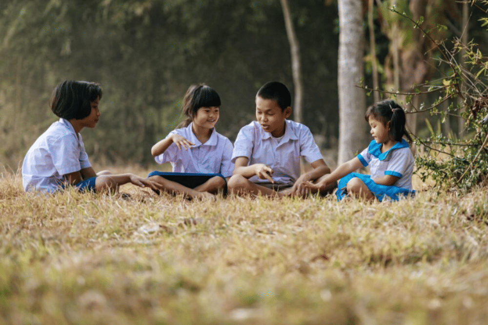 Anak-anak sedang Bermain Bersama