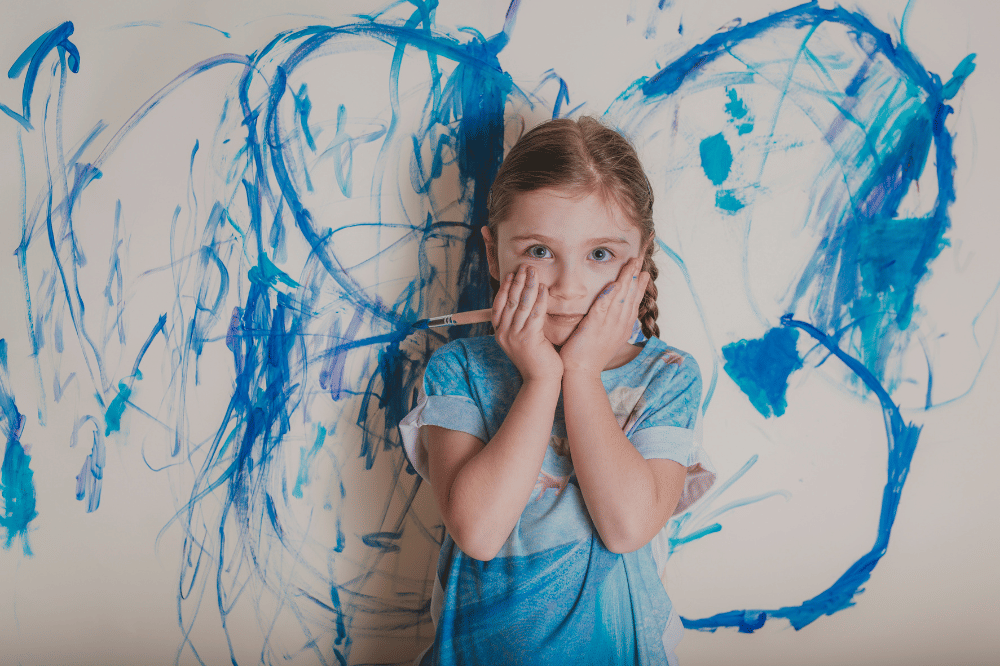 Ilustrasi anak dengan autisme mencoret-coret tembok