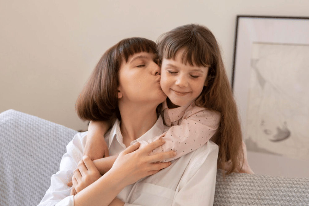 Mama mencium pipi anaknya