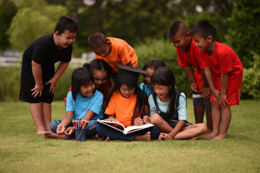 Anak-anak belajar bersama