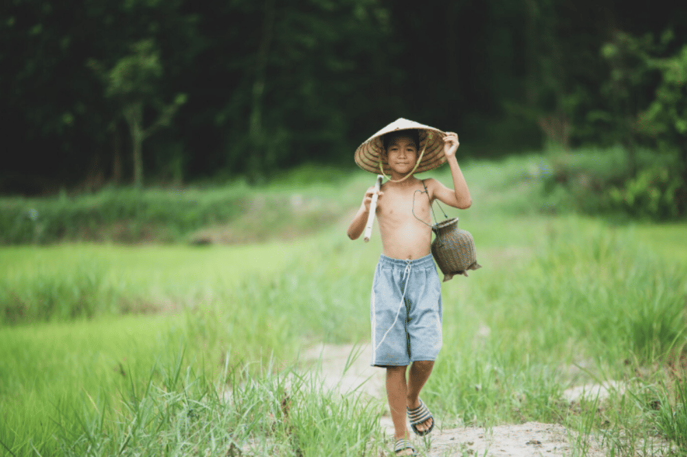 Anak Membantu Orangtuanya di Sawah