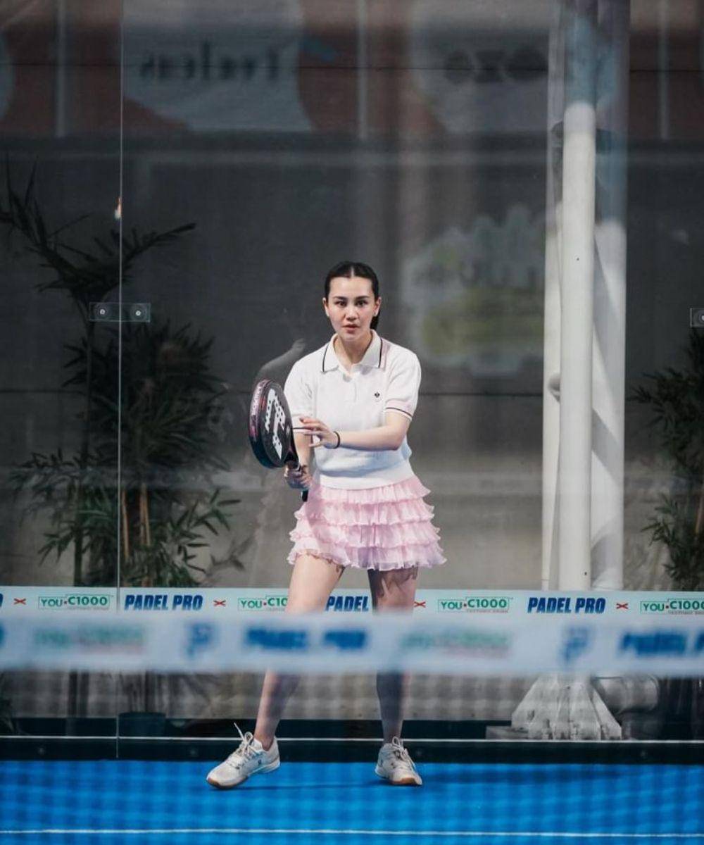 Potret Aaliyah Massaid Saat Turnamen Padel, Stylish dan Enerjik!