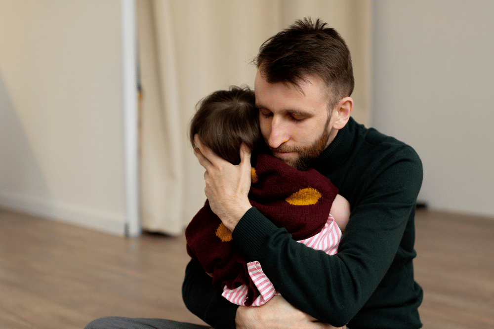 Ayah memeluk anaknya yang sedang cemas