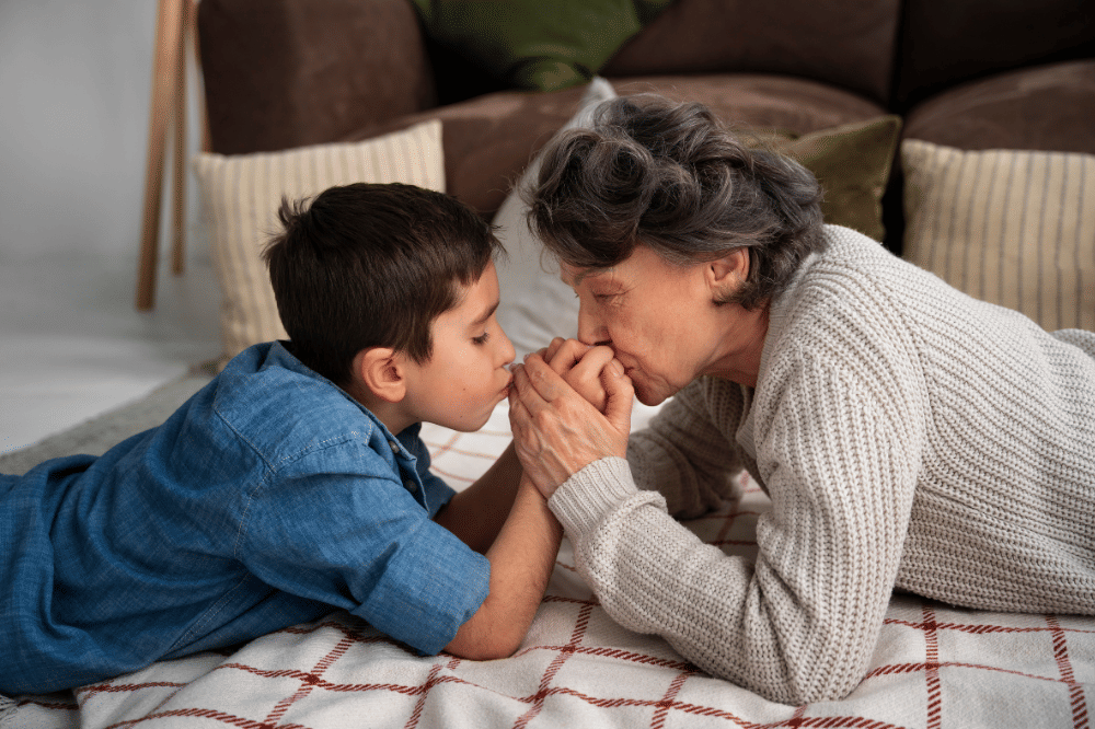 Nenek yang sedang menenangkan cucunya
