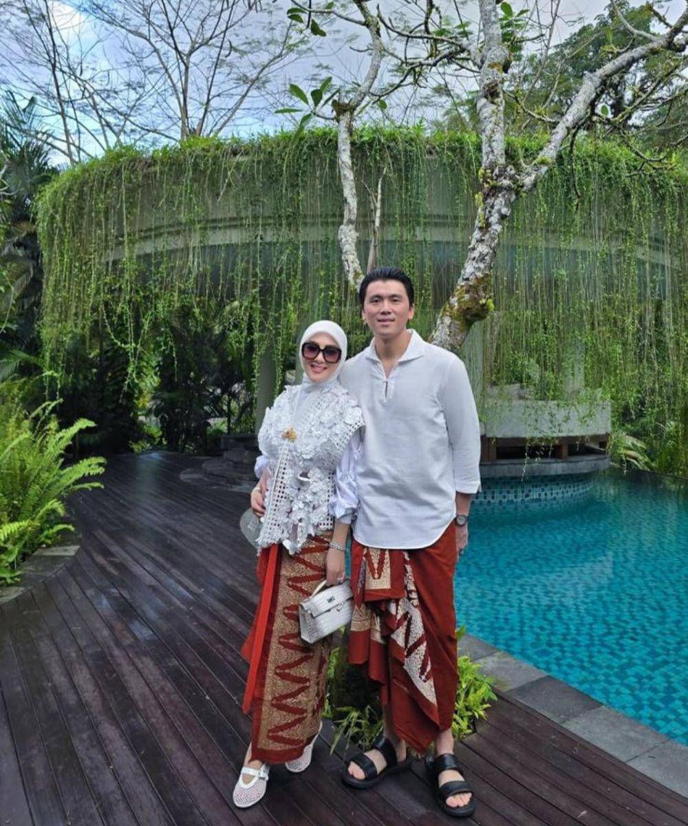 Gaya Syahrini dan Suami saat Pakai Songket, Tampil Elegan dan Serasi