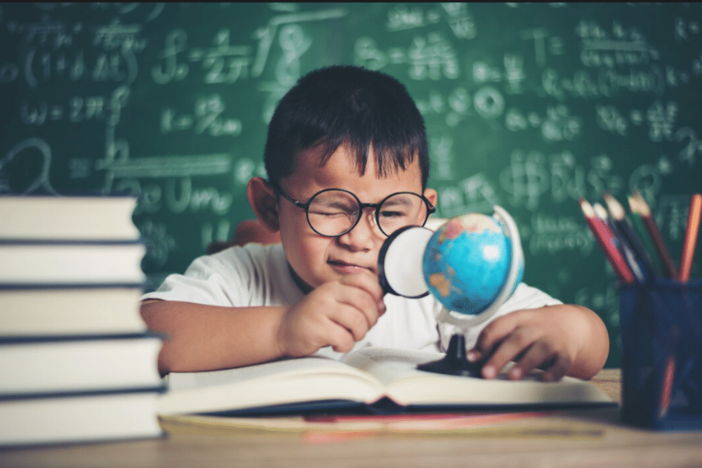 Anak sedang memahami globe