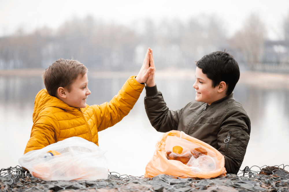 2 Anak sedang bermain 