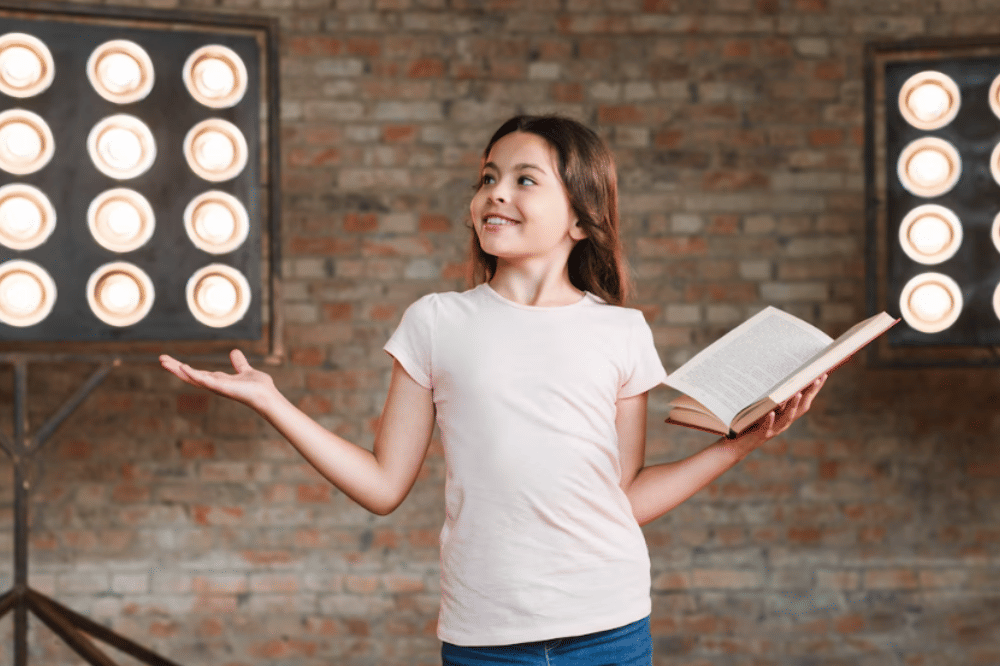 Anak perempuan sedang latihan drama