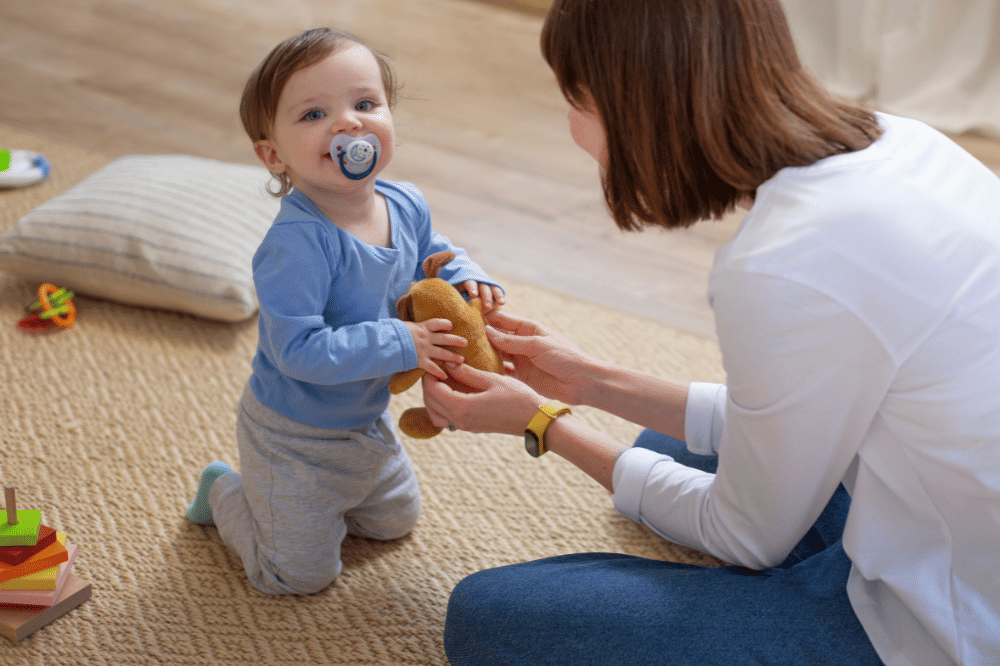 Orangtua sedang menstimulasi anak