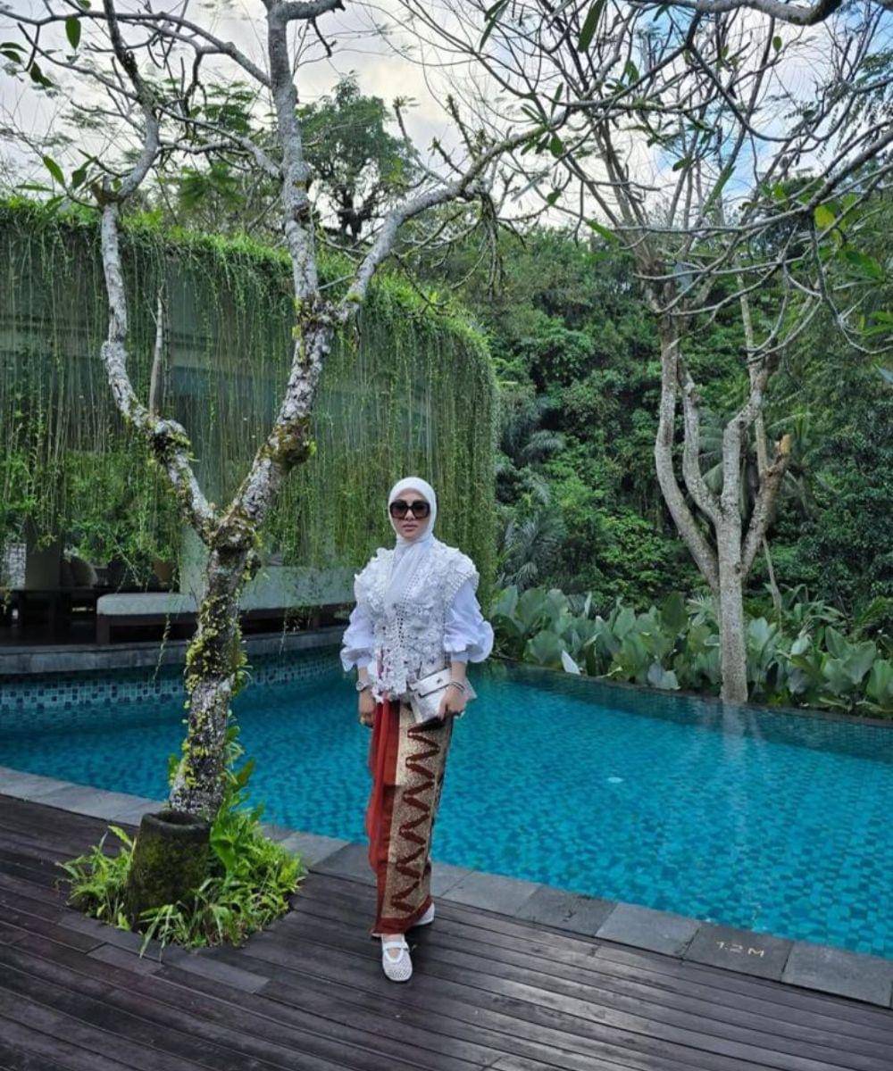 Gaya Syahrini dan Suami saat Pakai Songket, Tampil Elegan dan Serasi