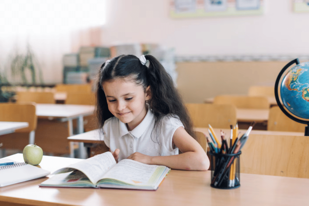 Anak perempuan sedang belajar