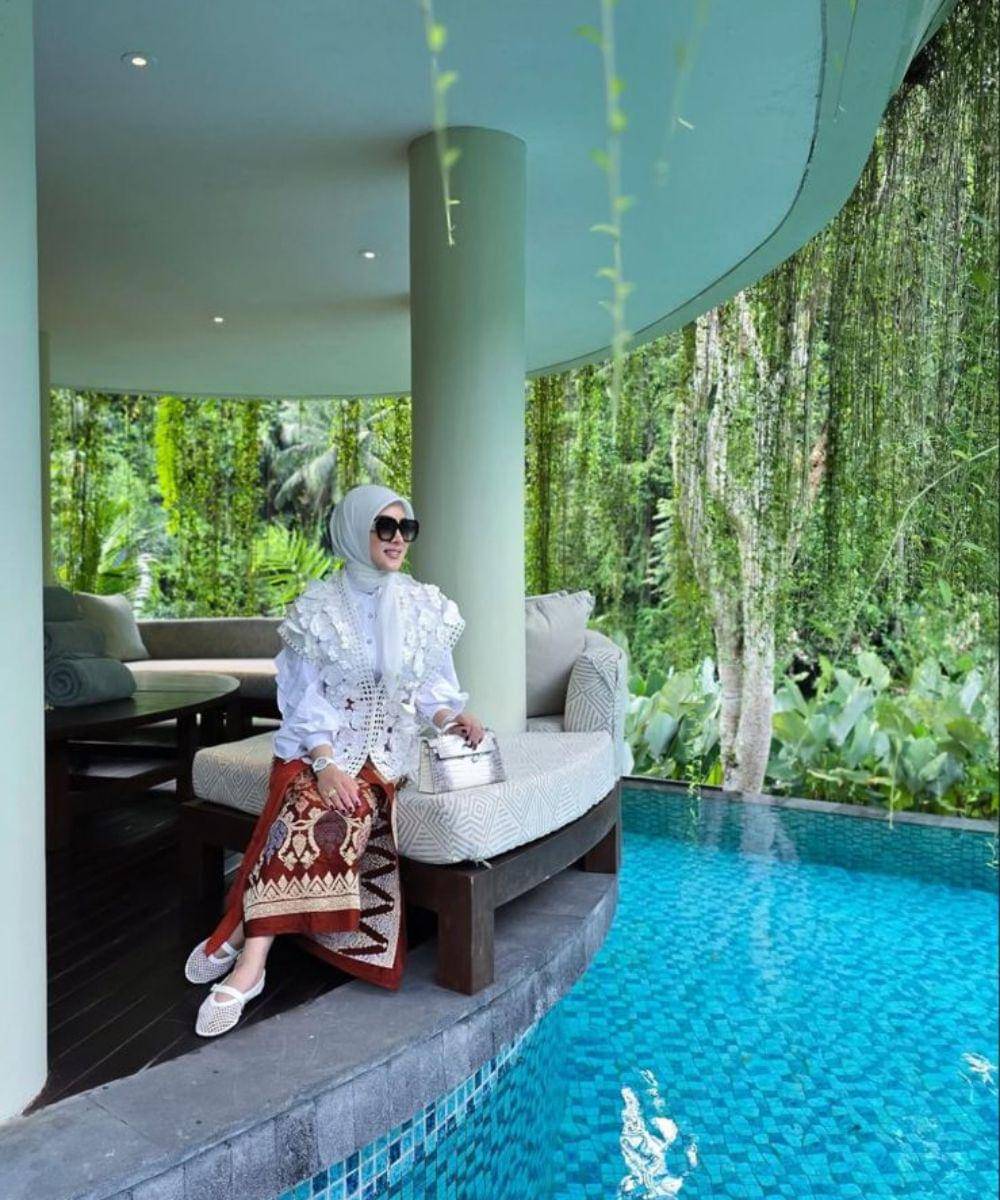 Gaya Syahrini dan Suami saat Pakai Songket, Tampil Elegan dan Serasi