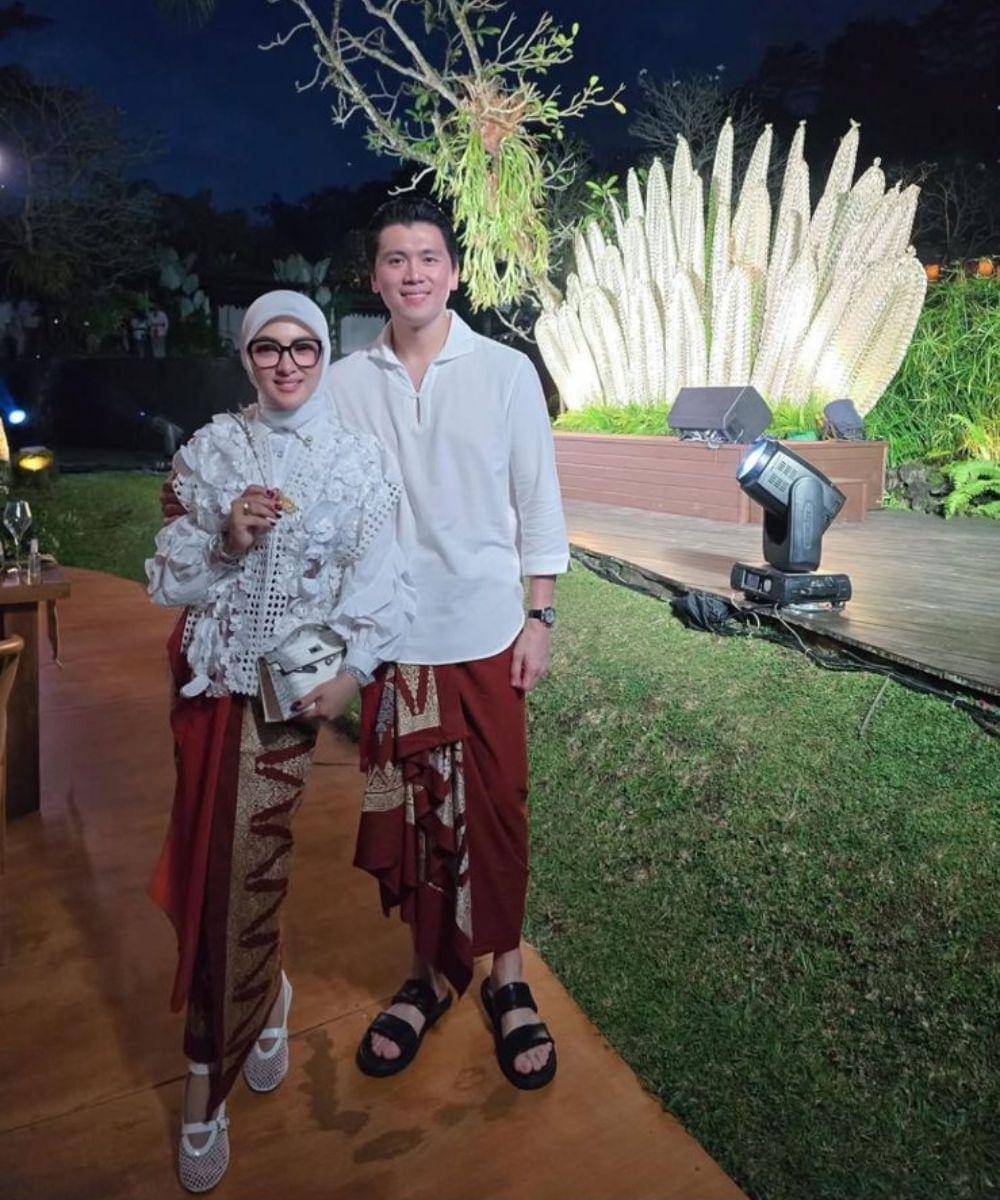 Gaya Syahrini dan Suami saat Pakai Songket, Tampil Elegan dan Serasi