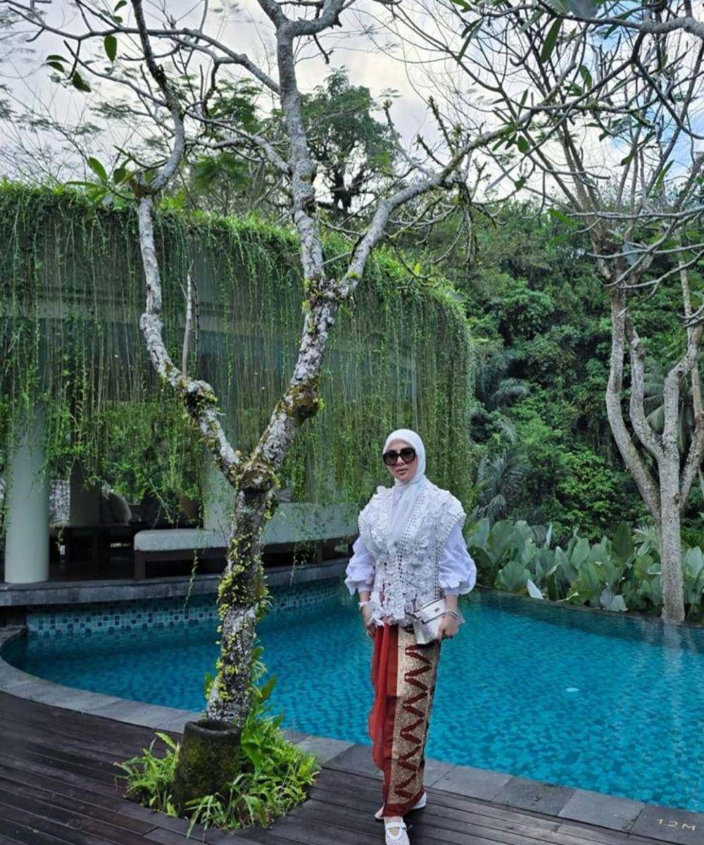 Gaya Syahrini dan Suami saat Pakai Songket, Tampil Elegan dan Serasi