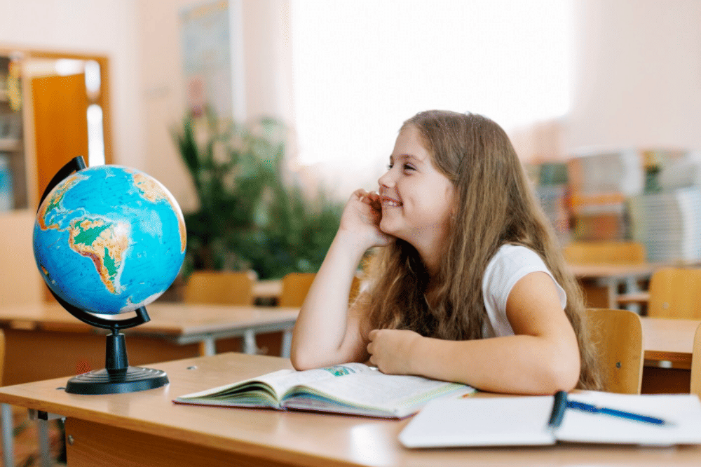 Anak perempuan sedang mendengarkan guru mengajar