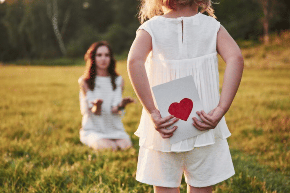 Anak perempuan akan memberikan surat cinta