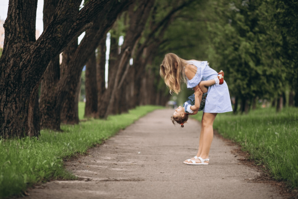 Mama sedang bermain dengan si Kecil