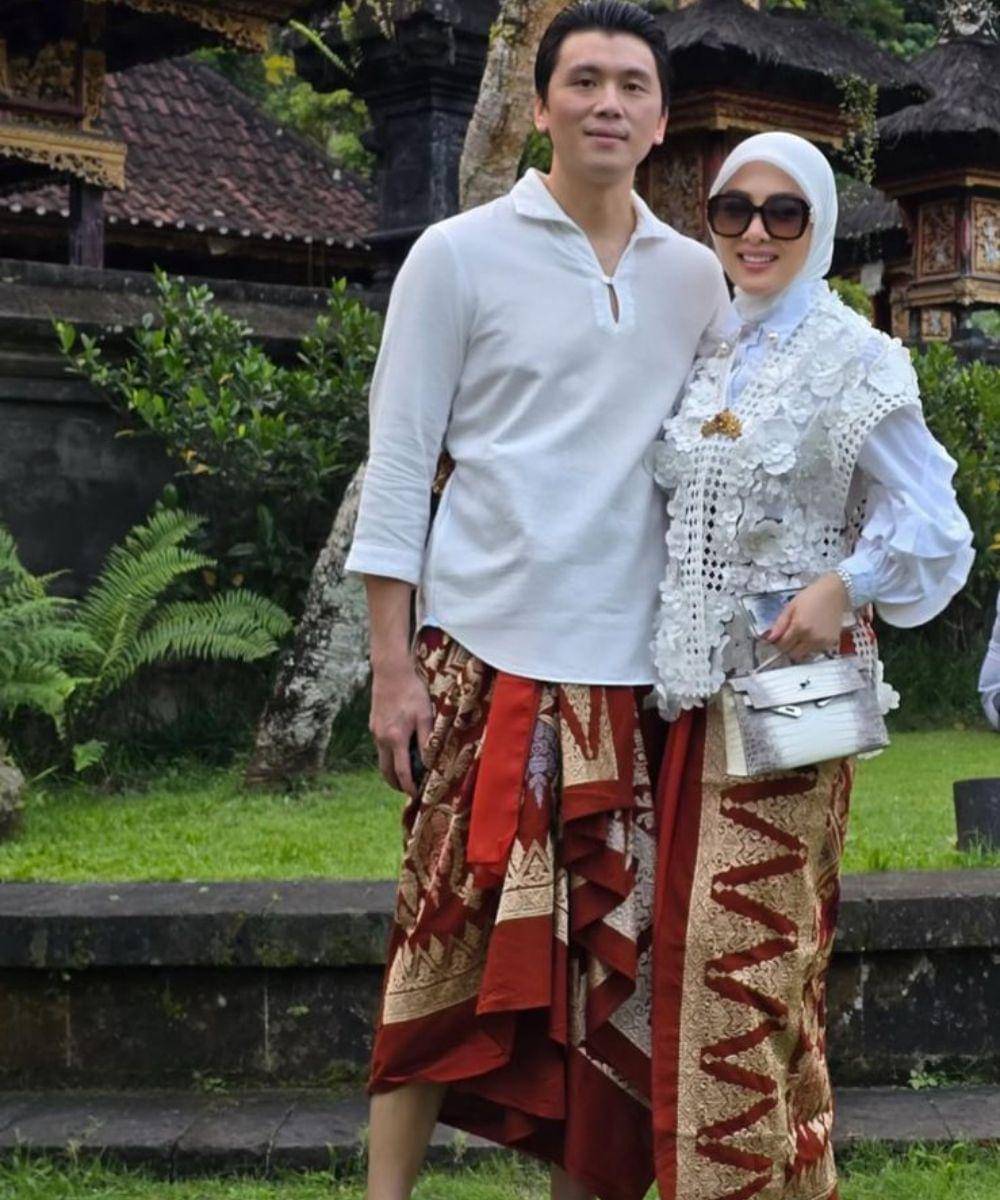 Gaya Syahrini dan Suami saat Pakai Songket, Tampil Elegan dan Serasi