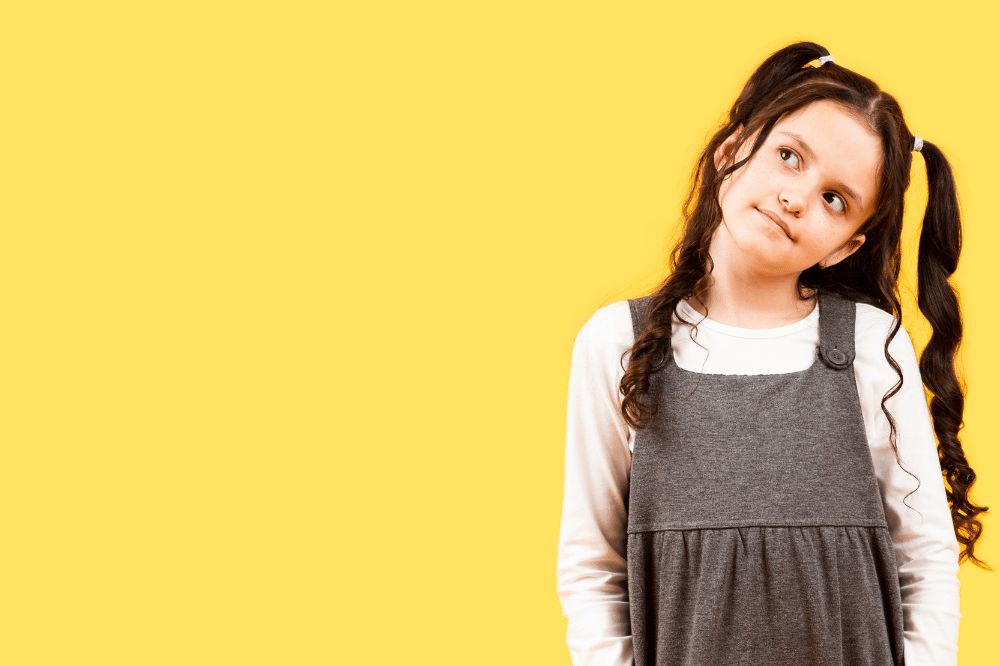 Anak perempuan sedang berpikir