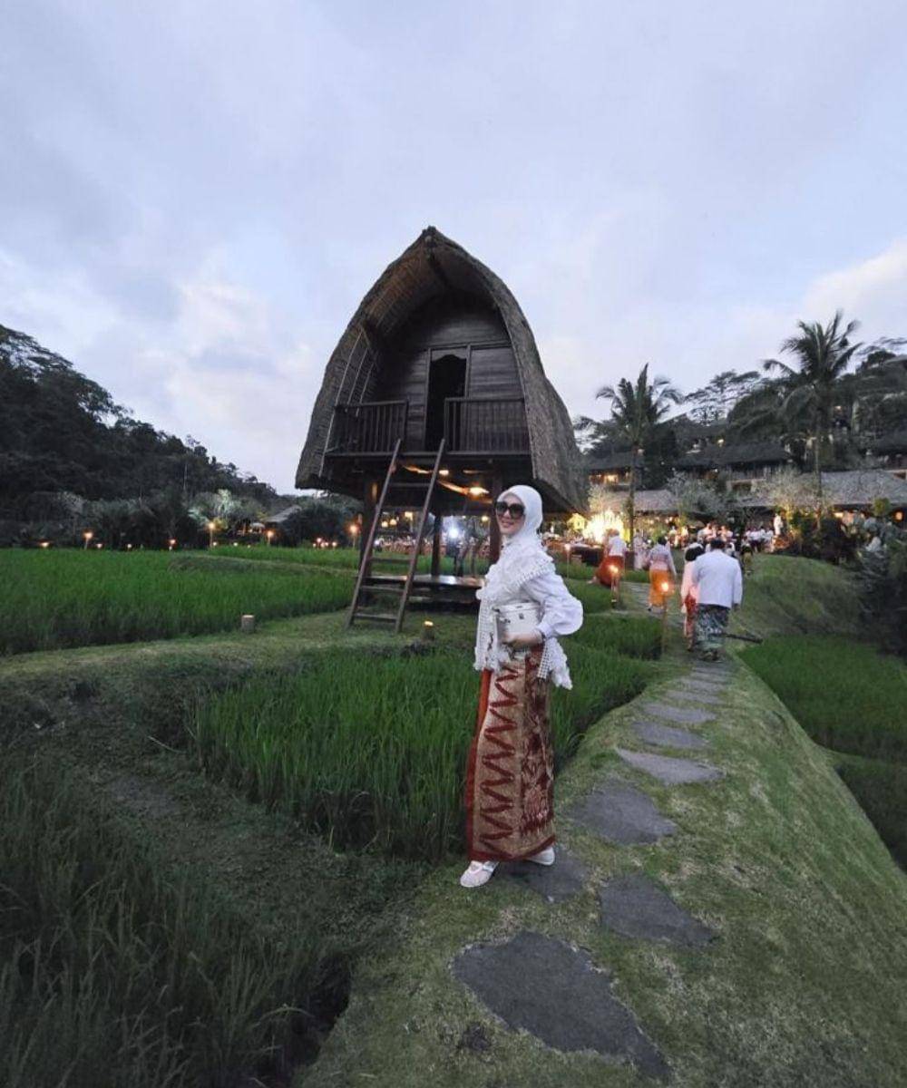 Gaya Syahrini dan Suami saat Pakai Songket, Tampil Elegan dan Serasi