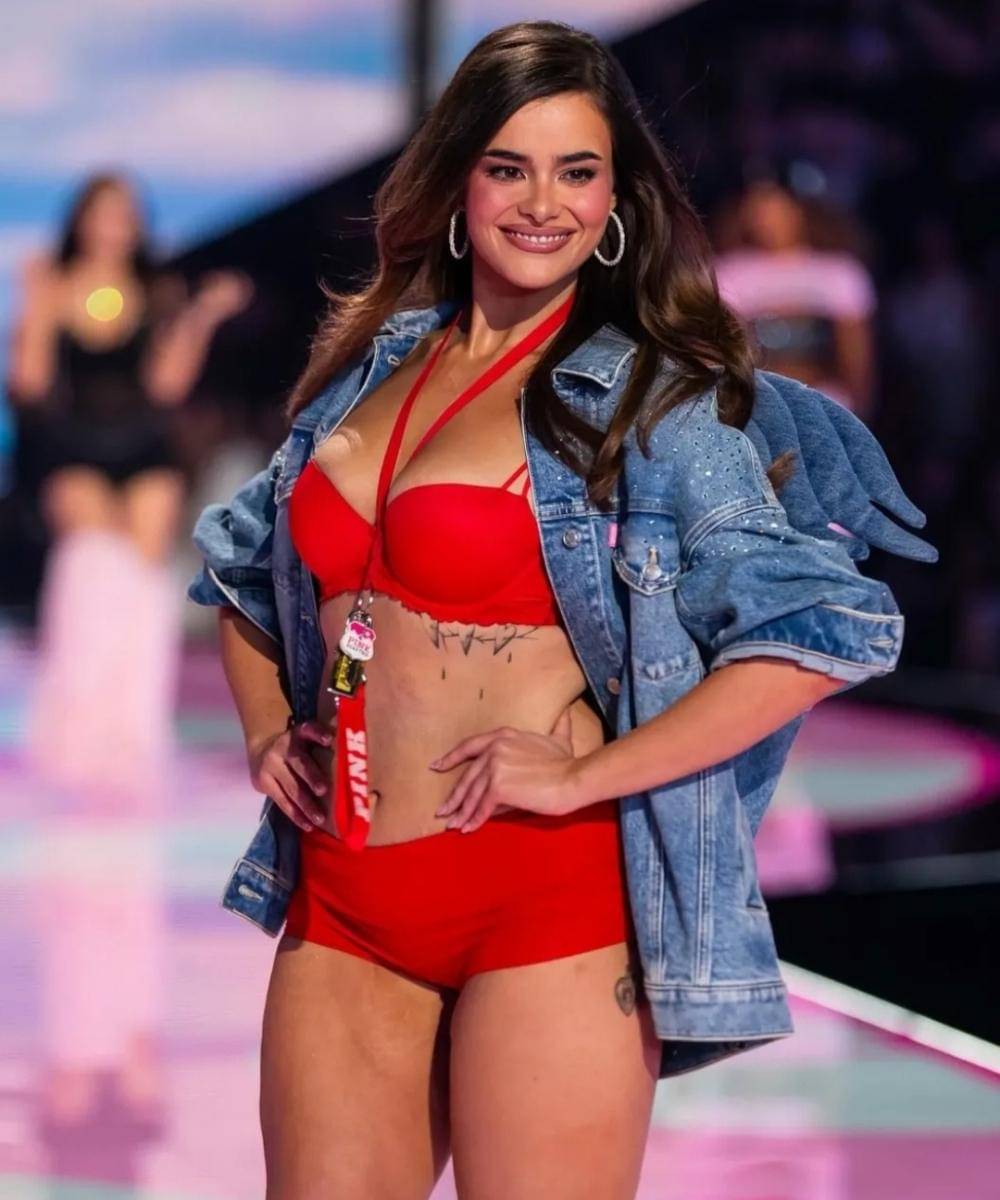 Potret Barbie Ferreira Debut di Victoria's Secret Fashion Show 2025 (3).jpg