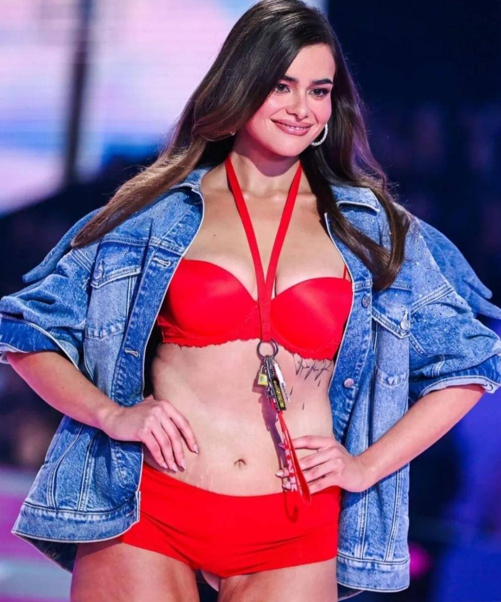 Potret Barbie Ferreira Debut di Victoria's Secret Fashion Show 2025 (2).jpg