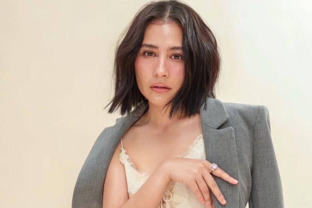 Potret Prilly Latuconsina saat Tampil dengan Busana Lingerie Dress