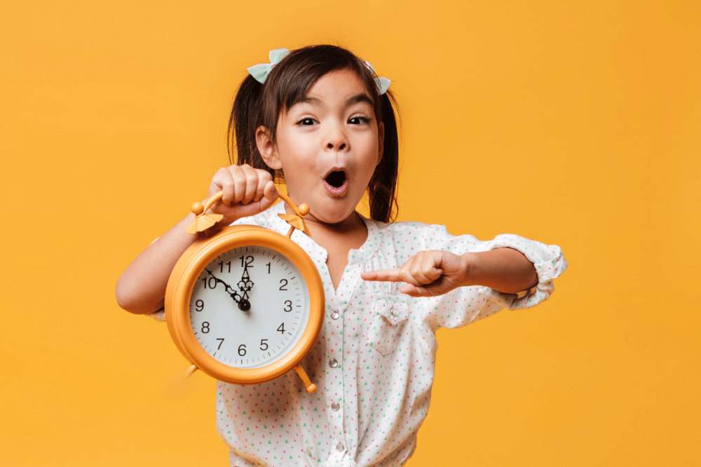 anak perempuan membawa jam