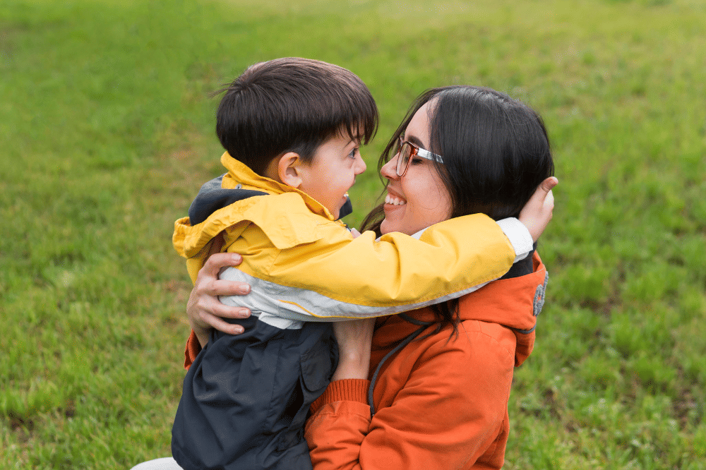 ibu sedang menenangkan putranya
