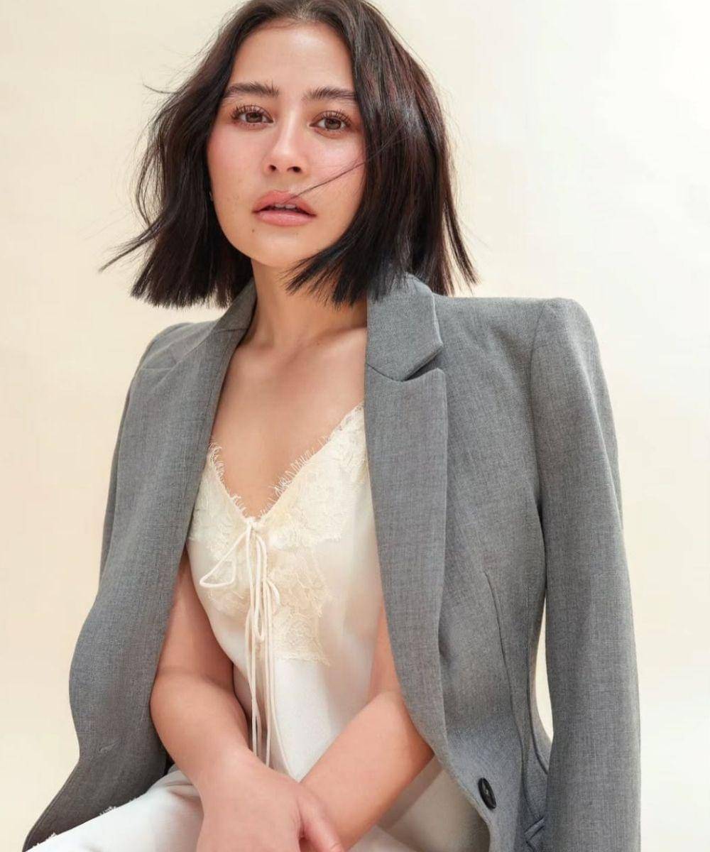 Potret Prilly Latuconsina saat Tampil dengan Busana Lingerie Dress