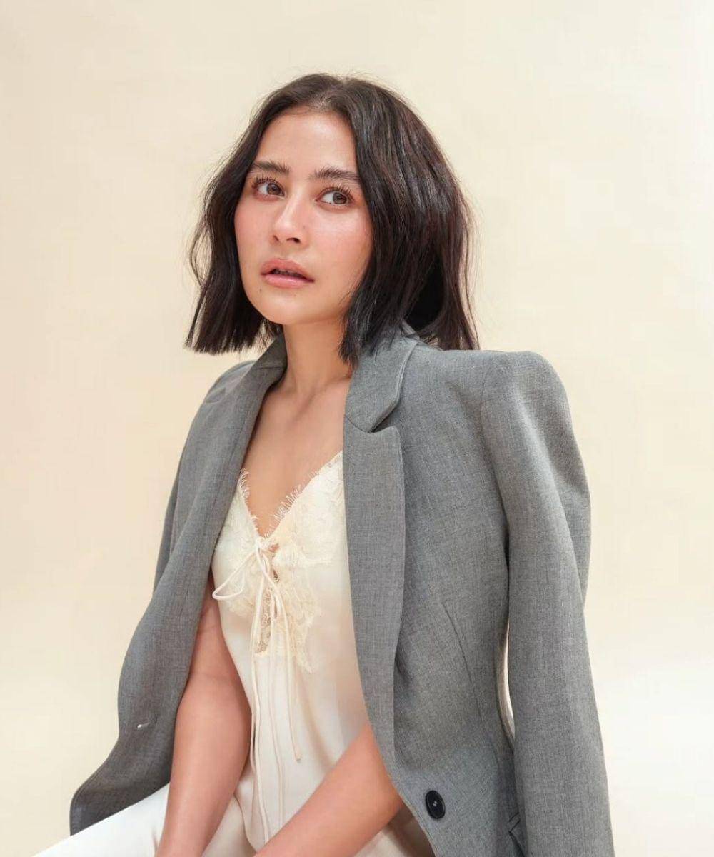 Potret Prilly Latuconsina saat Tampil dengan Busana Lingerie Dress