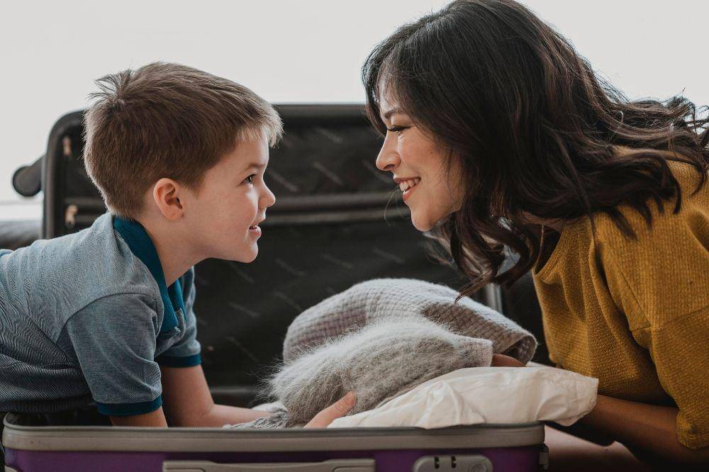 anak dan Mama bekerjasama 